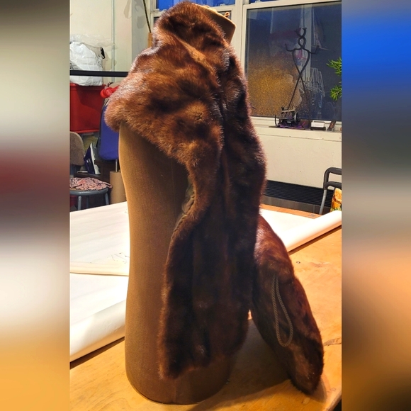 Vintage women's 50s, 60s  luxury genuine fur fancy shawl with hand muff - Picture 2 of 13